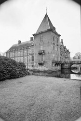 <p>In de zestiende eeuw waren vierkante hoektorens erg populair. Zo werd ook kasteel Twickel in Delden voorzien van een vergelijkbare toren. </p>
